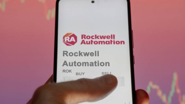 Milwaukee, Wisconsin. Takas ekranındaki Rockwell Otomasyon logosuna yaklaş. Rockwell Otomasyon Fiyat Hisseleri, Bir aygıt için ROK $.
