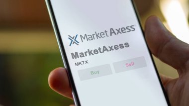 New York, New York. Bir değiş tokuş ekranındaki MarketAxess logosuna yaklaş. MarketAxess hisse senetleri, bir cihaza $MKTX.
