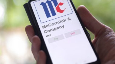 Hunt Vadisi, Maryland. Bir takas ekranındaki McCormick & Company logosuna yaklaş. McCormick & Şirket hisse senetleri, bir aygıta $MKC.
