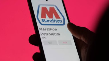 Findlay, Ohio 'da. Marathon Petrol 'ün logosunu değiş tokuş ekranında kapatın. Marathon Petrol fiyatları hisse senetleri, bir cihaza MPC $.