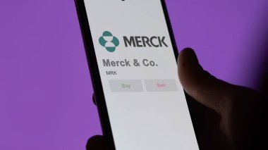 Kenilworth, New Jersey. Bir değiş tokuş ekranında Merck & Co. 'nun logosunu kapat. Merck & Ortak fiyat hisseleri, bir aygıt üzerinde MRK $.