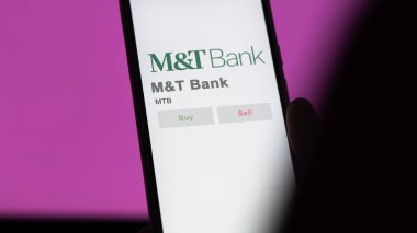 Buffalo, New York. Değiş tokuş ekranındaki M & T Bank logosuna yaklaş. M & T Bank fiyat hisseleri, bir aygıta $MTB.