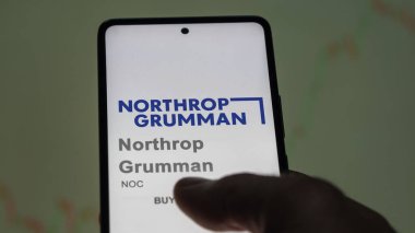 West Falls Kilisesi, Virginia. Bir değiş tokuş ekranında Northrop Grumman 'ın logosuna yaklaş. Northrop Grumman hisse senetleri, bir cihaz için NOC $.