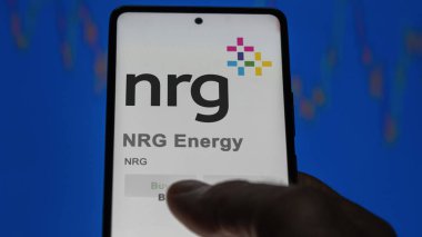 Houston, Teksas. Değiş tokuş ekranındaki NRG Enerji logosuna yaklaş. NRG Enerji Fiyat Hisseleri, NRG $bir aygıt üzerinde.