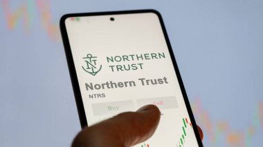 Chicago, Illinois. Northern Trust 'ın logosuna bir değiş tokuş ekranında yaklaş. Northern Trust hisse senetleri, bir cihazda NTRS $.