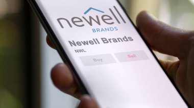Atlanta, Georgia 'da. Bir değiş tokuş ekranındaki Newell Markalarının logosuna yaklaş. Newell Markaları hisse senedi fiyatları, bir cihazda NWL $.