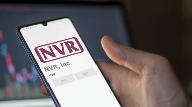 Reston, Virginia. Değiş tokuş ekranındaki NVR Inc. 'nin logosuna yaklaş. NVR, Inc fiyat hisseleri, bir aygıtta NVR $.