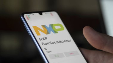 Eindhoven, Hollanda. Değiş tokuş ekranındaki NXP yarı iletkenlerinin logosunu kapat. NXP Yarı iletkenler hisse senetleri, bir aygıt üzerinde NXPI $.