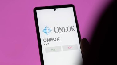 Tulsa, Oklahoma 'da. Bir değiş tokuş ekranındaki ONEOK logosuna yaklaş. ONEOK fiyat hisseleri, bir aygıt üzerinde OKE $.