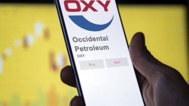 Houston, Teksas. Bir değiş tokuş ekranındaki Occidental Petroleum logosuna yaklaş. Batılı Petrol Fiyat Hisseleri, Bir aygıta OXY $.