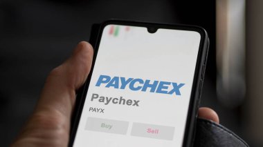 Penfield, New York 'ta. Takas ekranındaki Paychex logosuna yaklaş. Paychex hisse senetleri, cihaz başına $PaYX.