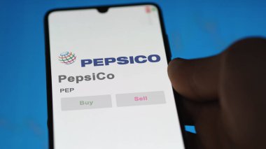 Satın alma, New York. PepsiCo 'nun logosuna yakın çekim yap. PepsiCo hisse senetleri, bir cihazda PEP $.