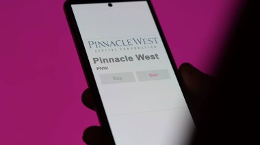 Phoenix, Arizona 'da. Takas ekranındaki Pinnacle West logosuna yaklaş. Zirve Batı fiyat hisseleri, bir aygıt için PNW $.