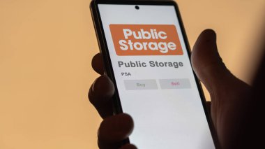 Glendale, Kaliforniya. Kamu Deposu 'nun logosunu değiş tokuş ekranında kapat. Kamu Depolama Fiyatları hisseleri, bir cihazda PSA $.