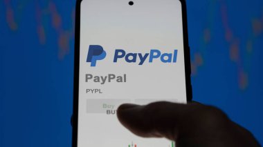 San Jose, Kaliforniya. Takas ekranındaki PayPal logosuna yaklaş. PayPal fiyat hisseleri, bir aygıtta $PYPL.