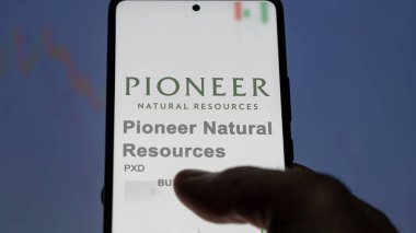 Irving, Teksas. Bir değiş tokuş ekranındaki Pioneer Doğal Kaynaklar logosuna yaklaş. Öncü Doğal Kaynaklar hisse senetleri, bir aygıt üzerinde PXD $.