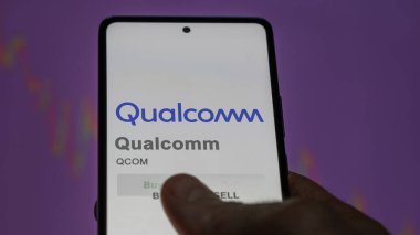 San Diego, Kaliforniya. Değiş tokuş ekranındaki Qualcomm logosuna yaklaş. Qualcomm fiyat hisseleri, bir cihazda QCOM $.