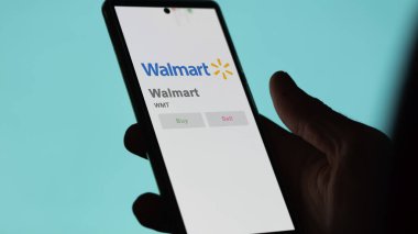 Bentonville, Arkansas. Bir alışveriş ekranındaki Walmart logosuna yaklaş. Walmart hisse senetleri, bir aygıtta WMT $.