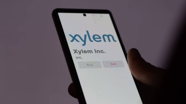 White Plains, New York 'ta. Bir değiş tokuş ekranında Xylem A.Ş. 'nin logosuna yaklaş. Xylem Inc fiyat hisseleri, XYL $bir aygıt üzerinde.