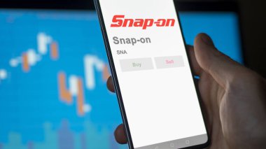 Kenosha, Wisconsin. Değiş tokuş ekranındaki Snap-on logosuna yaklaş. Fiyat hisseleri, cihazdaki SNA $.