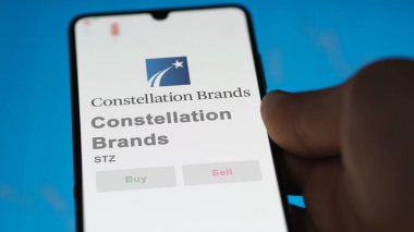 Victor, New York. Takas ekranındaki Constellation Markalarının logosuna yaklaş. Takımyıldızı Markalar hisse senedi fiyatları, bir aygıt üzerinde STZ $.