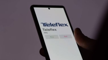 Wayne, Pennsylvania 'da. Bir değiş tokuş ekranında Teleflex 'in logosuna yaklaş. Teleflex hisse senetleri, TFX $bir aygıt üzerinde.