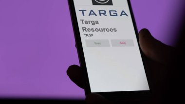 Houston, Teksas. Takas ekranındaki Targa Kaynakları 'nın logosuna yaklaş. Targa Kaynak fiyatları hisse senetleri, bir aygıt üzerinde TRGP $.