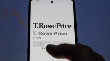 Baltimore, Maryland. Değiş tokuş ekranındaki T. Rowe Price logosuna yaklaş. TRowe Price hisse senetleri, bir cihaza TROW $.
