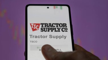 Brentwood, Tennessee 'de. Bir değiş tokuş ekranında Traktör Malzemeleri 'nin logosuna yaklaş. Traktör tedarik fiyatları hisse senetleri, bir cihaza TSCO $.