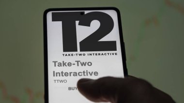 New York, New York. Takas ekranındaki Take-Two Interactive logosuna yaklaş. Al-İki Etkileşimli Fiyat Hisseleri, Bir aygıt için TTWO $.