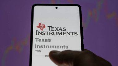 Dallas, Teksas. Bir değiş tokuş ekranındaki Teksas Aletleri logosuna yaklaş. Texas Instruments hisse senedi fiyatları, bir cihaza TXN $.