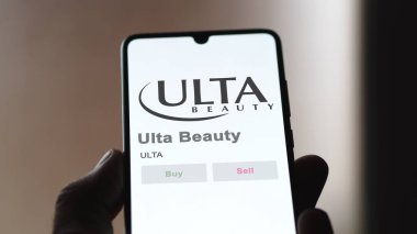 Bolingbrook, Illinois. Değiş tokuş ekranındaki Ulta Beauty logosuna yaklaş. Ulta Güzellik Fiyatı hisseleri, bir cihazda ULTA $.