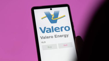 San Antonio, Teksas. Bir değiş tokuş ekranındaki Valero Enerji logosuna yaklaş. Valero Enerji Fiyat Hisseleri, bir cihaza VLO $.