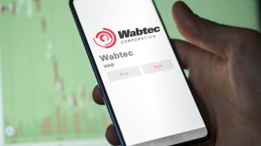 Pittsburgh, Pennsylvania 'da. Değiş tokuş ekranındaki Wabtec logosuna yaklaş. Wabtec hisse senetleri, bir cihaza WAB $.