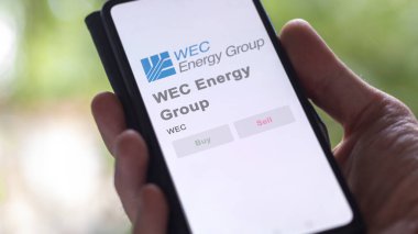 Milwaukee, Wisconsin. WEC Enerji Grubu 'nun logosunu değiş tokuş ekranında kapatın. WEC Enerji Grubu hisse senetleri, bir aygıt için WEC $.