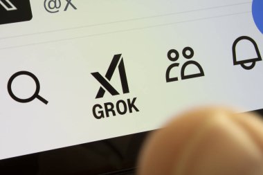 X uygulamasının simge sekmesindeki Grok logosuna odaklan.
