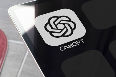 Bir telefon ekranında Chat GPT Aç Yapay Zeka uygulama simgesini kapat.