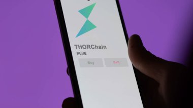Bir değiş tokuş ekranındaki RUNE THORChain şifreleme varlığının logosunu kapat. RUNE THORChain hisse senetleri, bir aygıt için $RUNE.