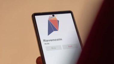 RVN Ravencoin şifreleme varlığının logosunu bir takas ekranında kapat. RVN Ravencoin hisse senetleri, bir cihazda RVN $.
