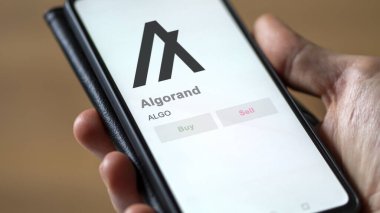 Bir değiş tokuş ekranındaki ALGO algoritması ve kripto varlığının logosuna yaklaş. ALGO algoritması, hisse senetleri, bir cihazda ALGO $.