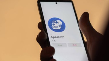 Takas ekranındaki ApeCoin ApeCoin kripto varlığının logosuna yaklaş. APE Apecoin fiyat hisseleri, bir aygıt için APE $.