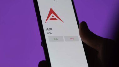 Bir değiş tokuş ekranındaki ARK Ark kripto varlığının logosuna yaklaş. Ark 'ın hisse senetleri, bir cihazda ARK $.