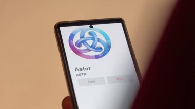 Bir değiş tokuş ekranındaki ASTR Astar kripto varlığının logosunu kapat. ASTR Astar hisse senetleri, bir cihaza ASTR $.