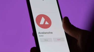 Değiş tokuş ekranındaki AVAX çığ kripto varlığının logosuna yaklaş. AVAX çığ fiyatı hisseleri, bir aygıt üzerinde $AVAX.
