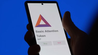 Bir değiş tokuş ekranındaki BAT Temel Dikkat Token Kripto varlığının logosuna yaklaş. BAT Temel Dikkat Fiyat Hisseleri, Bir aygıta BAT $.