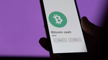 Bir takas ekranındaki Bitcoin nakit kripto varlığının logosuna yaklaş. Bitcoin hisse senetleri, bir cihaza $BCH.