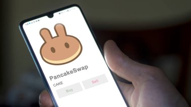 Bir değiş tokuş ekranında Pasta PancakeSwap 'ın kripto varlığının logosuna yaklaş. Pasta PancakeTakas hisse senetleri, cihazda $Pasta.