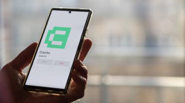 Değiş tokuş ekranındaki CANTO canto crypto varlığının logosuna yaklaş. CANTO hisse senedi fiyatları, CANTO $on a device.
