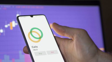 Bir değiş tokuş ekranındaki CELO Celo kripto varlığının logosuna yaklaş. CELO Celo hisse senetleri, bir cihaza CELO $.