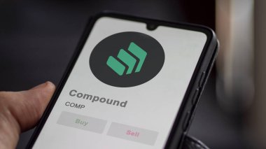 Takas ekranındaki COMP Bileşik Kripto varlığının logosuna yaklaş. COMP Bileşik Fiyat Hisseleri, bir cihaza $COMP.